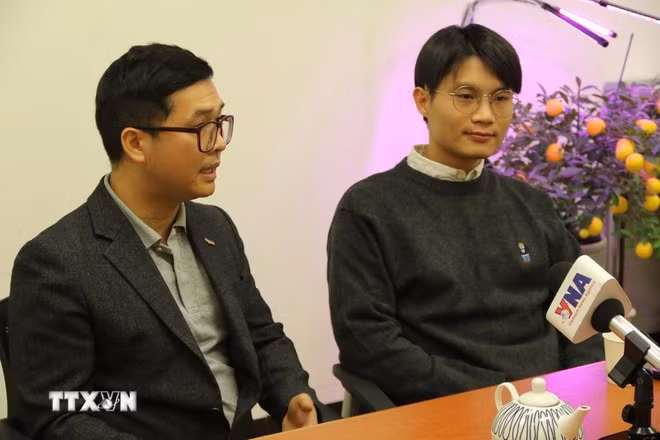 Giáo sư Nguyễn Hữu Tiệp (bên trái), Khoa Kỹ thuật lượng tử và hạt nhân bày tỏ kỳ vọng Chính phủ nhiệm kỳ tới sẽ có những chính sách, cơ chế thông thoáng hơn để khuyến khích các nhà khoa học cống hiến nhiều hơn. (Ảnh: Trường Giang/TTXVN)