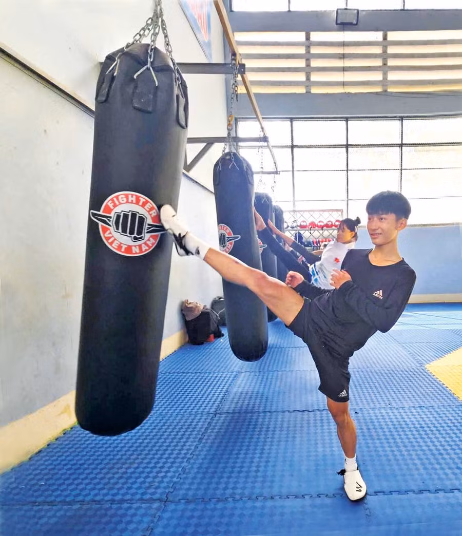 Các vận động viên taekwondo Trung tâm Huấn luyện và Thi đấu Thể thao Pleiku tích cực tập luyện. Ảnh: R’Ô HOK