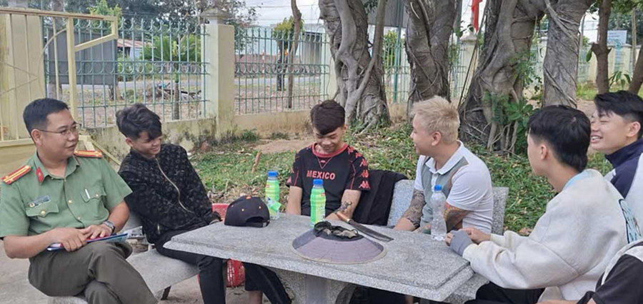 Lực lượng Công an xã Ia Pa chủ động gặp gỡ, tuyên truyền răn đe đối với các trường hợp thanh thiếu niên có nguy cơ vi phạm pháp luật. Ảnh: ĐVCC