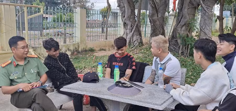 Lực lượng Công an xã Ia Pa chủ động gặp gỡ, tuyên truyền răn đe đối với các trường hợp thanh thiếu niên có nguy cơ vi phạm pháp luật. Ảnh: ĐVCC