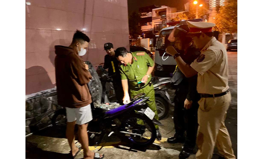 Lực lượng Cảnh sát giao thông, Cảnh sát cơ động và Công an phường Quy Nhơn Nam kiểm tra 1 trường hợp chạy xe nẹt pô, không đội mũ bảo hiểm