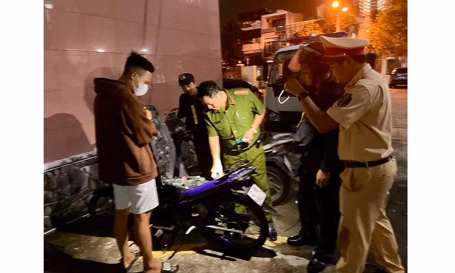 Lực lượng Cảnh sát giao thông, Cảnh sát cơ động và Công an phường Quy Nhơn Nam kiểm tra 1 trường hợp chạy xe nẹt pô, không đội mũ bảo hiểm