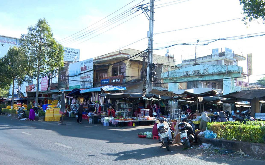 Chợ Chư Sê-nơi các cá nhân từng làm việc phản ánh bị nợ lương kéo dài. Ảnh: Viễn Khánh