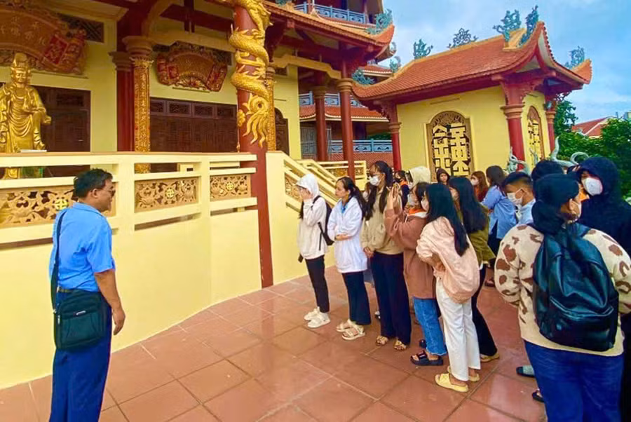 Bên cạnh nghiên cứu, Tiến sĩ Võ Minh Hải còn dành nhiều tâm huyết cho công tác giảng dạy và đào tạo thế hệ trẻ tiếp cận lĩnh vực Hán Nôm. Ảnh: NVCC