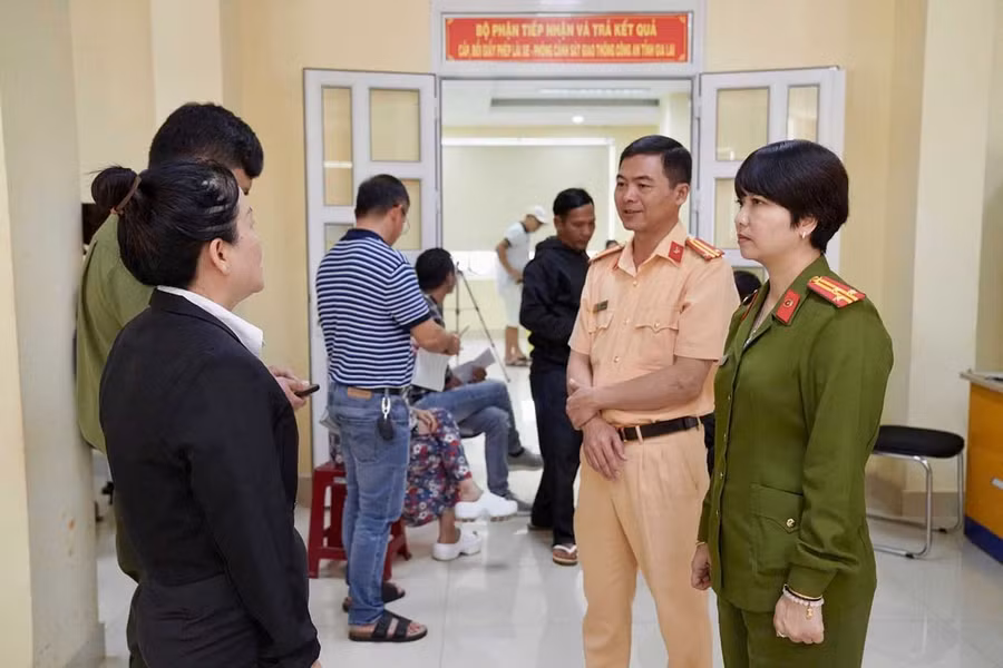 Thượng tá Ksor H'Bơ Khắp Phó GĐ CA tỉnh (bìa phải) kiểm tra công tác cấp đổi GPLX của Phòng CSGT tại trung tâm hành chính công của tỉnh. Ảnh: ĐVCC