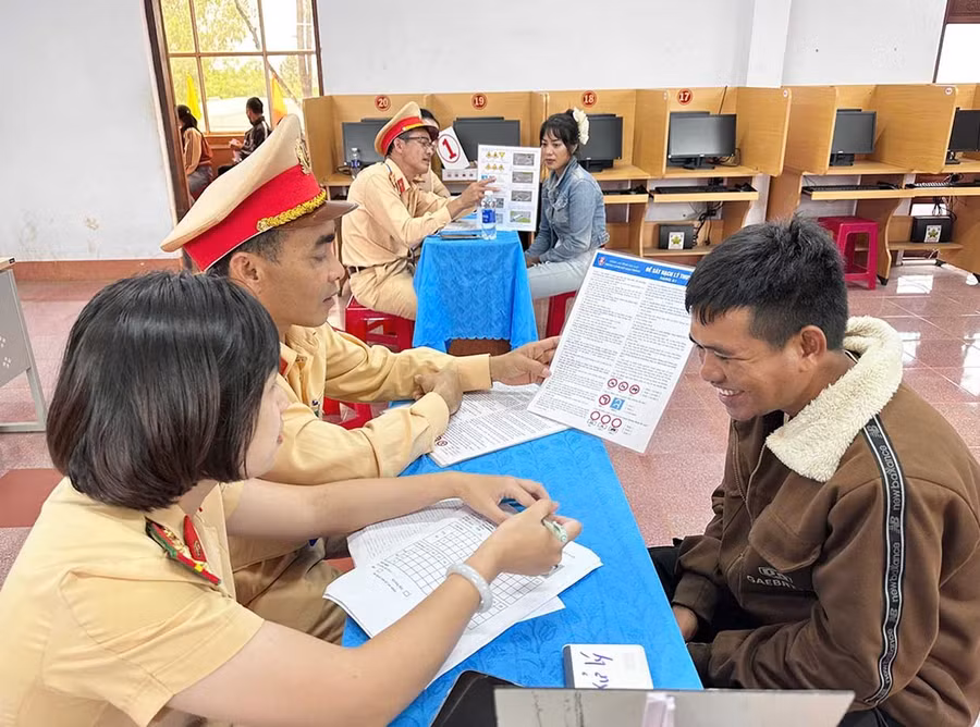 Cảnh sát giao thông hướng dẫn người dân khó khăn, vùng sâu, vùng xa học và sát hạch giấy phép lái xe. Ảnh: K.A