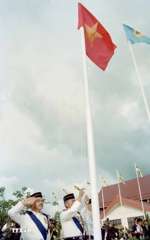 Nghi thức thượng cờ tại Lễ kết nạp Việt Nam là thành viên chính thức thứ bảy của ASEAN, chiều 28/7/1995, tại Thủ đô Bandar Seri Begawan (Brunei). (Ảnh: Trần Sơn/TTXVN)