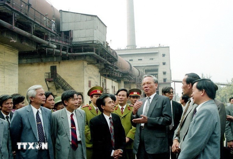 Chủ tịch nước Lê Đức Anh thăm Công ty Ximăng Bỉm Sơn (Thanh Hóa) ngày 29/12/1994. (Ảnh: Cao Phong/TTXVN)
