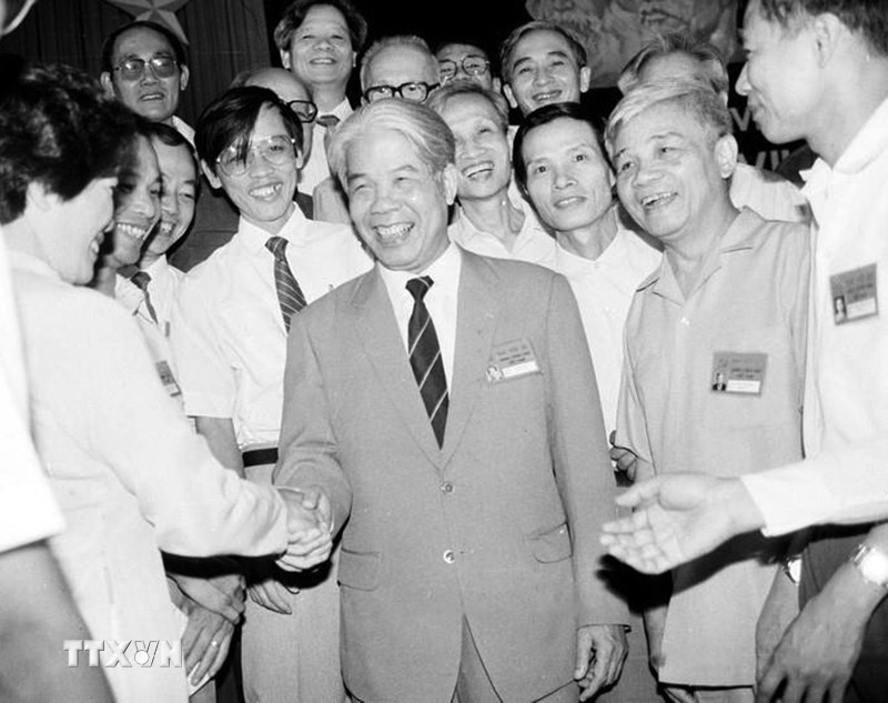 Đồng chí Đỗ Mười với các đại biểu dự Đại hội VII Đảng Cộng sản Việt Nam (24-27/6/1991). (Ảnh: Xuân Lâm/TTXVN)