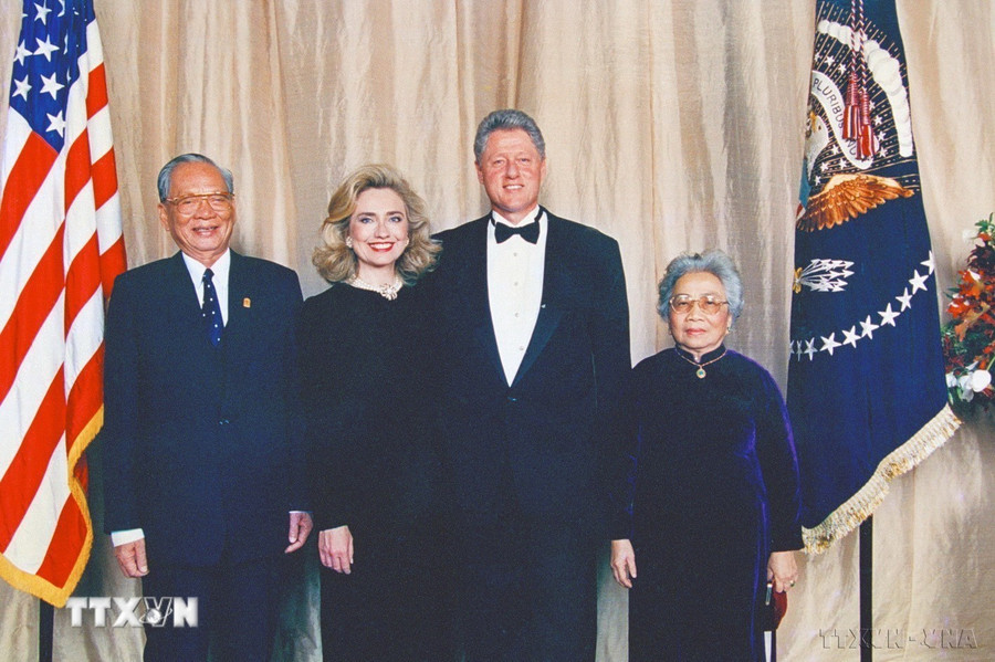 Chủ tịch nước Lê Đức Anh gặp Tổng thống Mỹ Bill Clinton, tháng 10/1995 trong chuyến sang New York dự Lễ kỷ niệm 50 năm thành lập Liên hợp quốc, trở thành chuyến thăm đầu tiên của nguyên thủ quốc gia Việt Nam đặt chân tới Mỹ. (Ảnh: TTXVN)