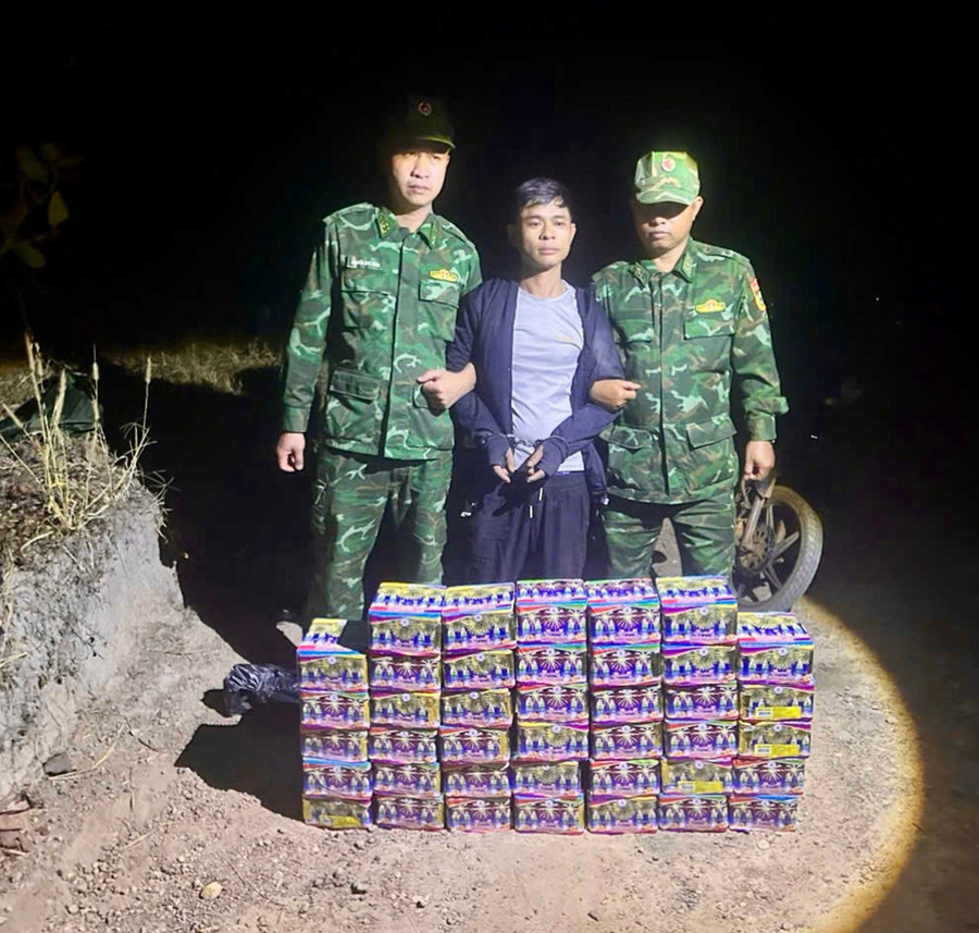 Đồn Biên phòng Ia Nan phối hợp các đơn vị BĐBP tỉnh bắt giữ đối tượng Đỗ Thế Hùng (trú xã Ia Nan) khi đang vận chuyển pháo nổ qua biên giới vào đêm mùng 1 Tết Dương lịch. Ảnh: ĐVCC