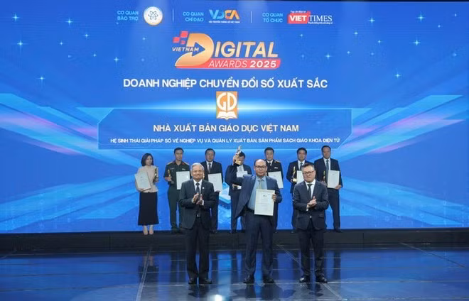 Đại diện Nhà xuất bản Giáo dục Việt Nam, ông Đặng Thanh Hải - Phó Tổng Giám đốc nhận cúp và chứng nhận Giải thưởng Chuyển đổi số Việt Nam lần thứ 8. (Ảnh: PV/Vietnam+)
