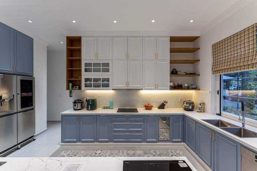 Từ phòng khách, bếp ăn đến phòng ngủ, sắc xanh được xử lý khéo léo để vừa là điểm nhấn, vừa là yếu tố liên kết toàn bộ không gian.