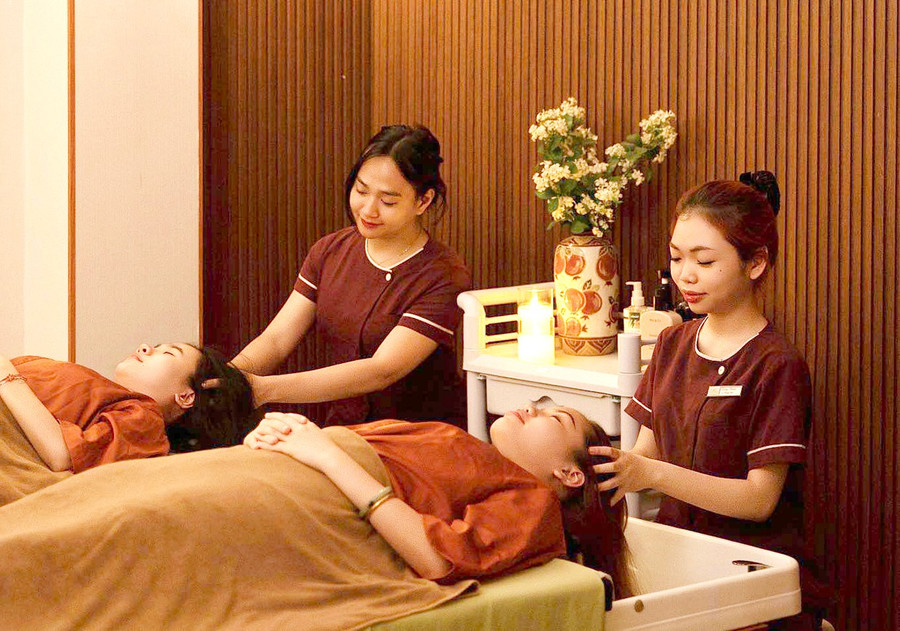 Cận Tết, các spa thu hút đông chị em đến làm đẹp hơn ngày thường. Ảnh: SPCC