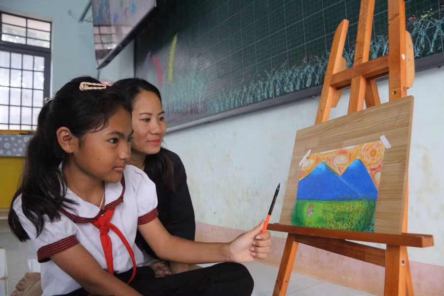 Ở trường các thầy cô luôn tạo điều kiện cho em được học tập tốt nhất.