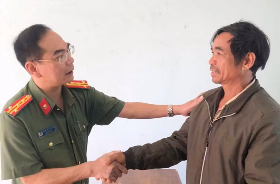 Đại tá Phạm Hữu Trường - Phó Giám đốc Công an tỉnh giải thích, động viên ông Hyắt trở về làng yên tâm lao động sản xuất, không tin, không theo FULRO làm điều sai trái. Ảnh: Thúy Trinh