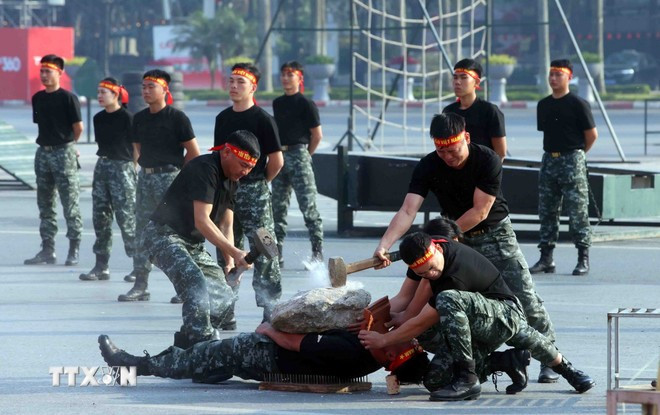 Nội dung khí công, công phá do cán bộ, chiến sỹ Cảnh sát đặc nhiệm số 1, Bộ Tư lệnh Cảnh sát cơ động thực hiện. (Ảnh: Phạm Kiên/TTXVN)