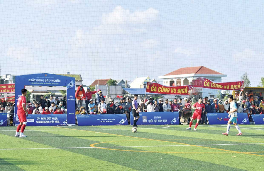 Các trận đấu Giải bóng đá 7 người phường Hoài Nhơn Đông diễn ra hấp dẫn, thu hút khán giả. Ảnh: A.N