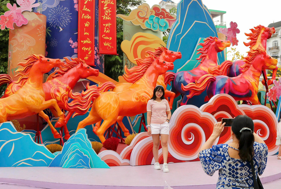 Mô hình ngựa, linh vật của Tết Bính Ngọ 2026 được tạo hình sống động, là một trong những bối cảnh chụp ảnh thu hút nhất. ẢNH: THẢO PHƯƠNG