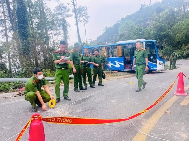 Công an phong tỏa hiện trường vụ lật xe khách trên đèo Tam Đảo.