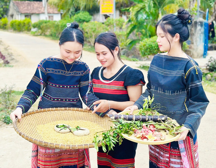 Học sinh Trường THPT Lương Thế Vinh (huyện Kbang) học cách làm men rượu cần truyền thống. Ảnh: M.K 1bg-6251.jpg