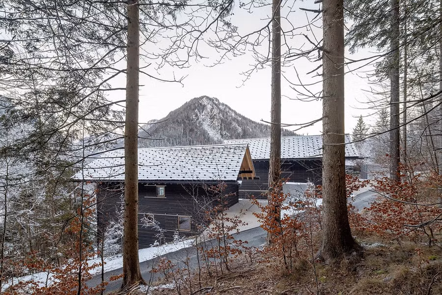 Thiết kế đặc biệt và vật liệu được lựa chọn cẩn thận của dự án có thể đóng vai trò là mô hình cho việc cải tạo thị giác, văn hóa và vật chất trong tương lai của các khu định cư Alpine.