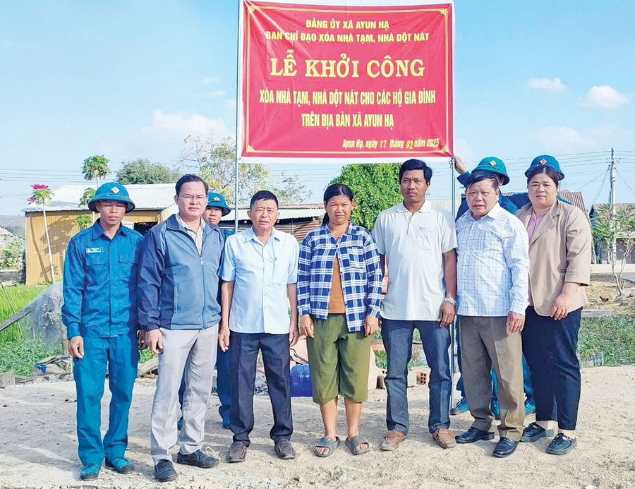 Xã Ayun Hạ khởi công xóa nhà tạm, nhà dột nát cho hộ nghèo. Ảnh: V.C 2-pthien1.jpg