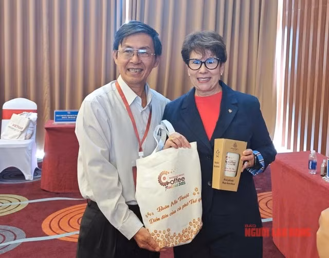 CEO ICO và Chủ tịch Hiệp hội Cà-phê Buôn Ma Thuột Trịnh Đức Minh tại Lễ hội Cà phê Buôn Mê Thuột vào tháng 3-2025.