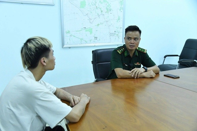 Trung tá Phạm Văn Hoàn, Chính trị viên Đồn Biên phòng Cửa khẩu quốc tế Mộc Bài động viên em T.T.S. sau khi em được giải cứu thành công Trung tá Phạm Văn Hoàn, Chính trị viên Đồn Biên phòng Cửa khẩu quốc tế Mộc Bài động viên em T.T.S. sau khi em được giải cứu thành công