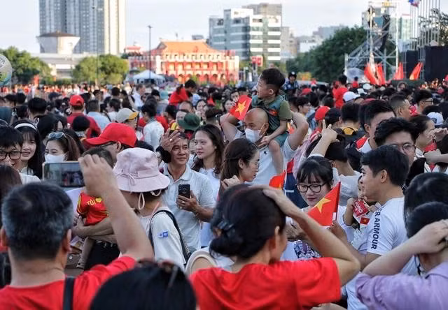 Người dân cần ăn uống đầy đủ, uống thuốc đúng liều (nếu có) khi tham gia sự kiện diễu binh. ẢNH: CAO AN BIÊN