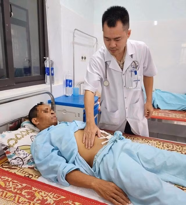 Bệnh nhân N. đang hồi phục sức khỏe sau ca phẫu thuật. ẢNH: B.H