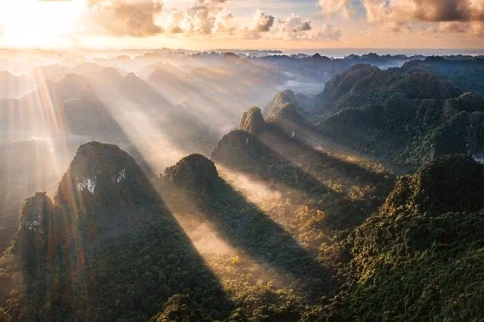 Vẻ đẹp huyền ảo của Cát Bà. ẢNH: BORED PANDA