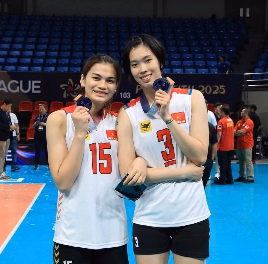 Thanh Thúy (phải) - chủ lực của đội tuyển bóng chuyền VN