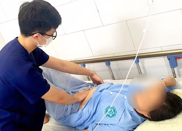 Nữ bệnh nhân đang được thăm khám tại Trung tâm Chống độc.