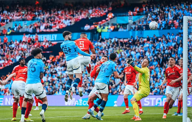 Josko Gvardiol (24) bật cao đánh đầu ghi bàn thứ nhì cho Man City