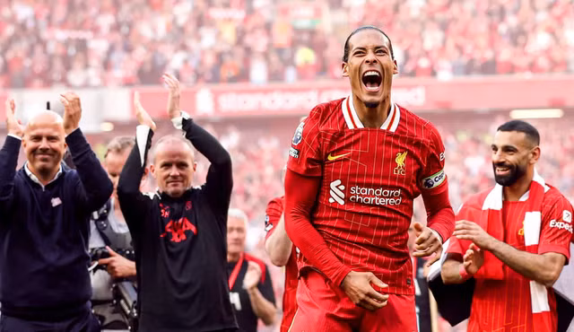 Thầy trò HLV Arne Slot tri ân cựu HLV Jurgen Klopp và đội bóng