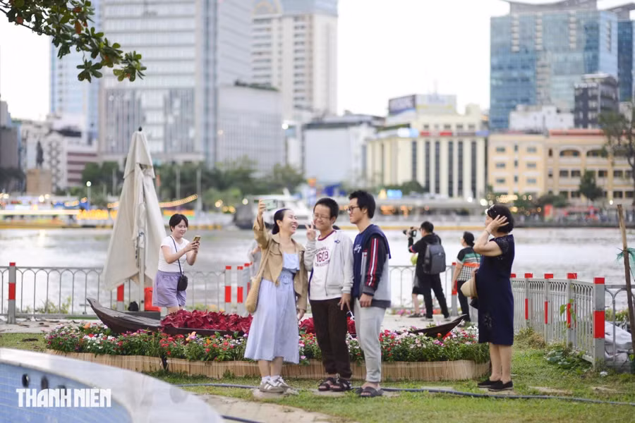 Từ Q.1 đi qua cầu Ba Son - điểm tham quan, hóng mát tại khu vực công viên bờ sông Sài Gòn (TP.Thủ Đức) rất lý tưởng vào buổi chiều. Ảnh: Phan Diệp