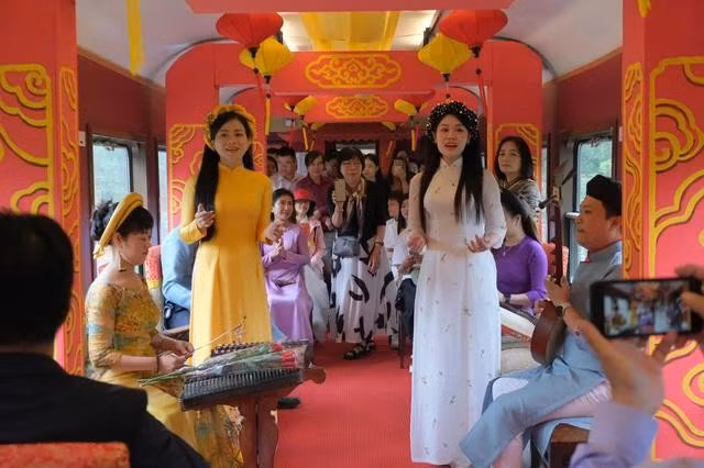 Hoạt động nghệ thuật truyền thống trên chuyến tàu di sản Đà Nẵng - Huế sẽ được biểu diễn chào mừng du khách trong dịp 30.4 - 1.5 tới đây