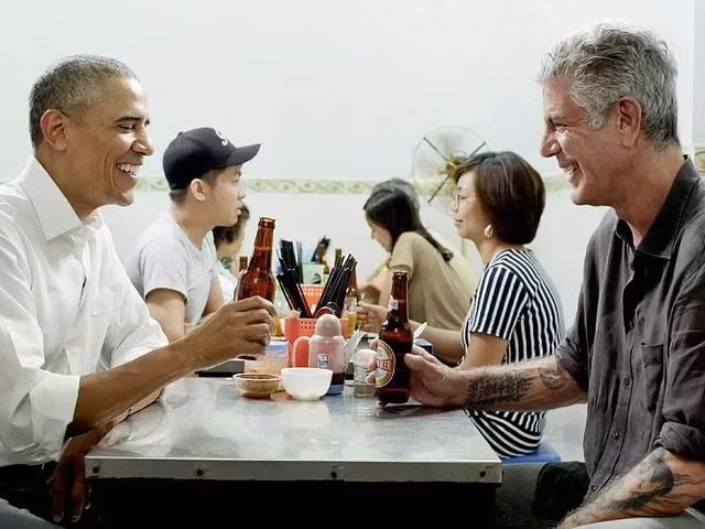 Khoảnh khắc mang tính biểu tượng của ẩm thực Hà Nội, siêu đầu bếp Anthony Bourdain và ông Barack Obama cùng nhau uống bia và thưởng thức bún chả tại Bún chả Hương Liên. ẢNH: CNN