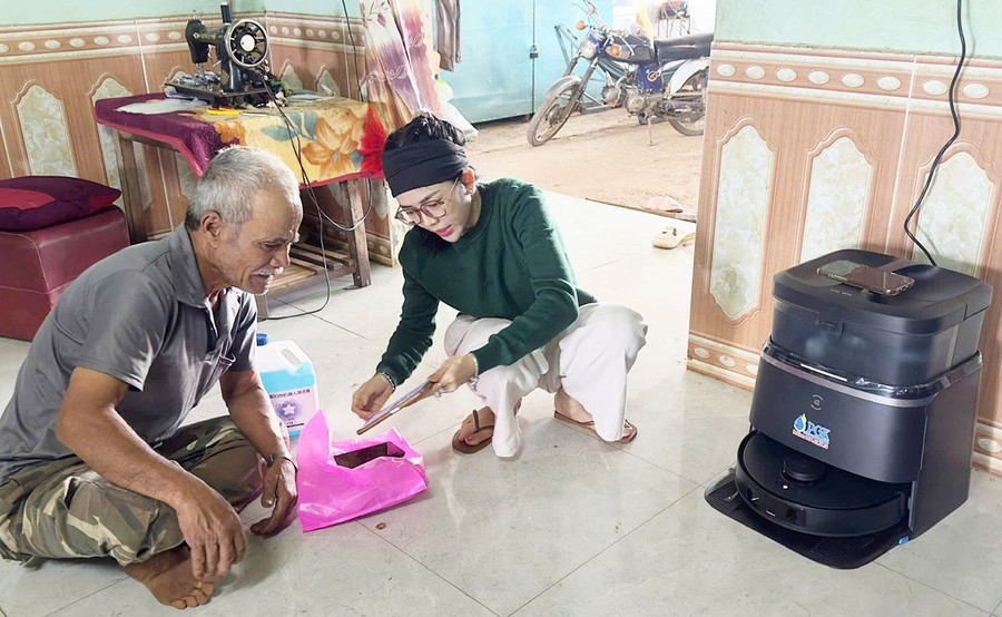 Nhân viên Công ty Phạm Gia Khang hướng dẫn khách hàng tiếp cận các dòng sản phẩm điện máy thông minh. Ảnh: Văn Ngọc 2cong-ty-pham-gia-khang-tap-trung-huong-toi-cac-dong-san-pham-dien-may-thong-minh-anh-van-ngoc.jpg