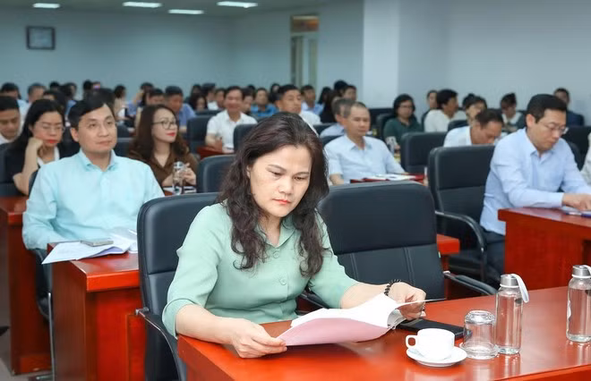 Nhà báo Nguyễn Thị Sự, Phó Tổng Giám đốc Thông tấn xã Việt Nam tham gia chấm vòng sơ khảo. Ảnh: Sơn Hải/Vietnam+