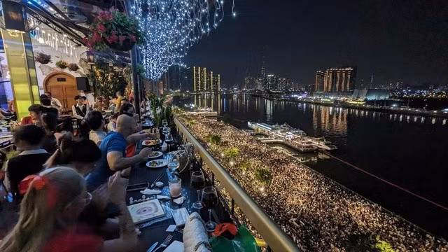 Nhu cầu tìm khách sạn có view tốt để thưởng thức ẩm thực, xem bắn pháo hoa tăng cao. Trong ảnh: View xem bắn pháo hoa từ khách sạn Majestic Saigon