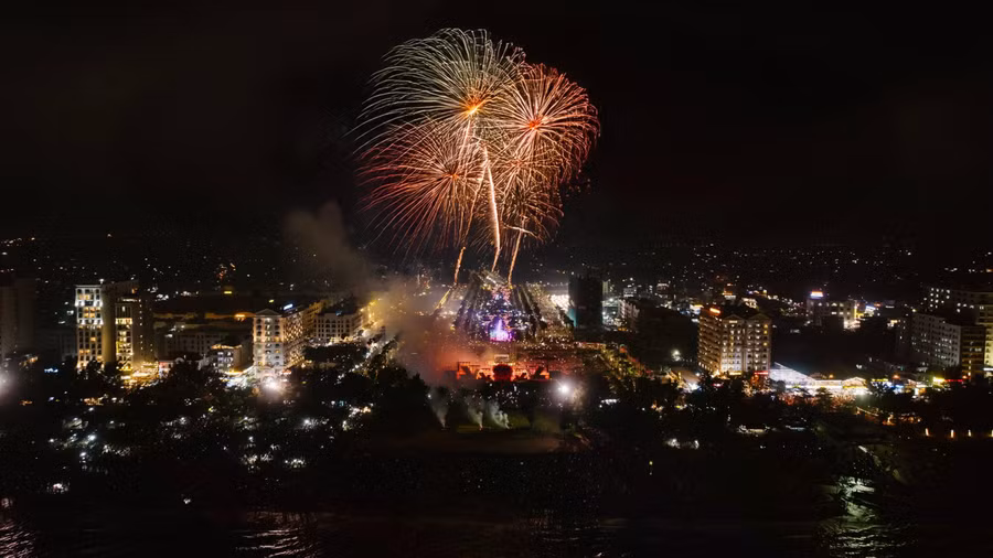 Pháo hoa rực sáng trên bầu trời Sầm Sơn. ẢNH: MINH HẢI