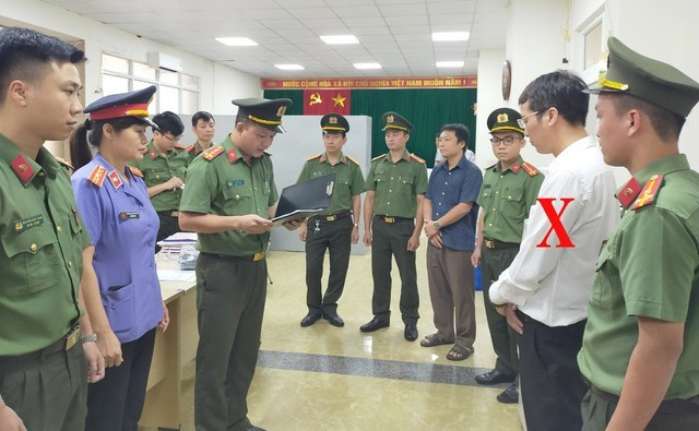 Nguyễn Thế Hùng (SN 1979, dấu X), nguyên Giám đốc Chi nhánh Văn phòng đăng ký đất đai TP Sầm Sơn, tỉnh Thanh Hóa, thời điểm bị khởi tố, bắt tạm giam. Ảnh: Công an Thanh Hóa Nguyễn Thế Hùng (SN 1979, dấu X), nguyên Giám đốc Chi nhánh Văn phòng đăng ký đất đai TP Sầm Sơn, tỉnh Thanh Hóa, thời điểm bị khởi tố, bắt tạm giam. Ảnh: Công an Thanh Hóa