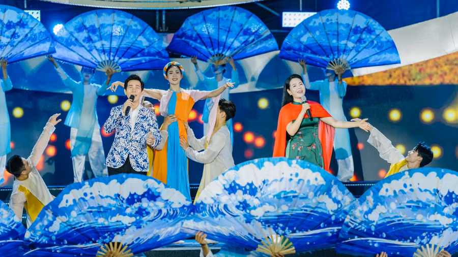 Nhiều nghệ sĩ, ca sĩ nổi tiếng đã thu hút được lượng lớn người dân và du khách đến xem chương trình nghệ thuật. ẢNH: MINH HẢI