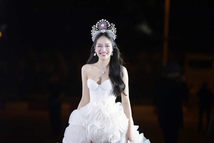 Thanh Thủy chia sẻ cô cảm nhận được năng lượng và kỹ năng trình diễn tốt của Top 41 Hoa hậu Việt Nam 2024. “Tôi ngạc nhiên vì sự tiến bộ của các thí sinh sau thời gian ở nhà chung Hoa hậu Việt Nam 2024”, Thanh Thủy nói. Thanh Thủy chia sẻ cô cảm nhận được năng lượng và kỹ năng trình diễn tốt của Top 41 Hoa hậu Việt Nam 2024. “Tôi ngạc nhiên vì sự tiến bộ của các thí sinh sau thời gian ở nhà chung Hoa hậu Việt Nam 2024”, Thanh Thủy nói.