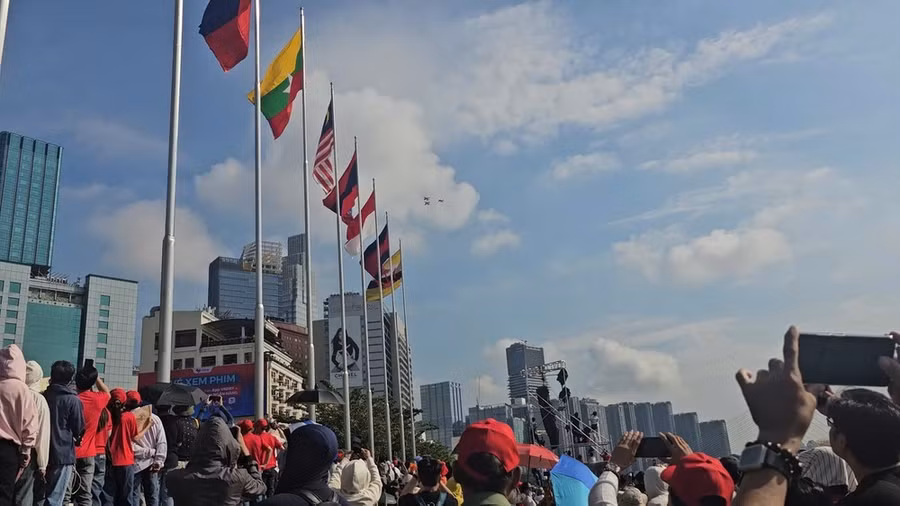 Người dân háo hức xem dàn tiêm kích bay ngang công viên Bến Bạch Đằng