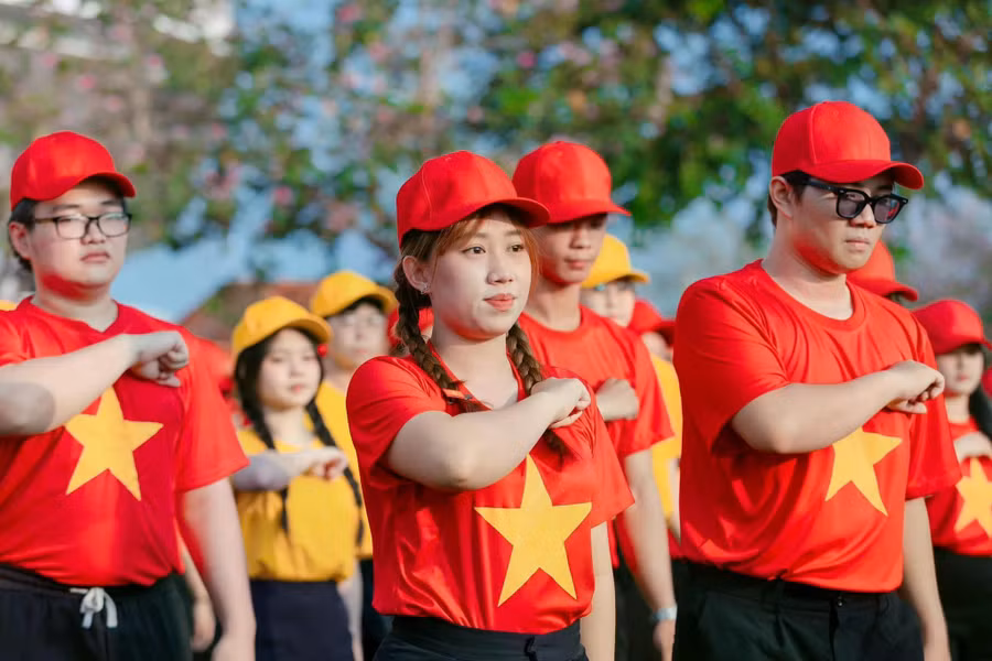 Sinh viên TP.HCM thể hiện niềm tự hào và tình yêu Tổ quốc thiêng liêng trong những ngày tháng 4 lịch sử. ẢNH: HSV TP.HCM