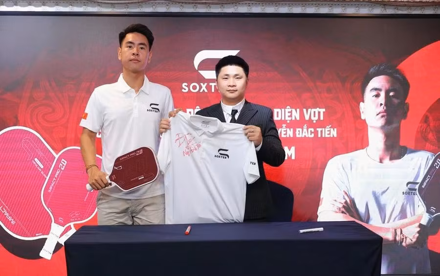 Nguyễn Đắc Tiến (bìa trái) lấn sân sang môn pickleball