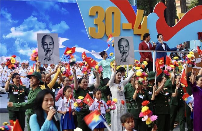 Chương trình biểu diễn nghệ thuật của lực lượng văn nghệ sỹ TP Hồ Chí Minh tham gia tổng duyệt Lễ diễu binh, diễu hành kỷ niệm 50 năm Ngày Giải phóng miền Nam, thống nhất đất nước. Ảnh: Thanh Vũ/TTXVN Chương trình biểu diễn nghệ thuật của lực lượng văn nghệ sỹ TP Hồ Chí Minh tham gia tổng duyệt Lễ diễu binh, diễu hành kỷ niệm 50 năm Ngày Giải phóng miền Nam, thống nhất đất nước. Ảnh: Thanh Vũ/TTXVN